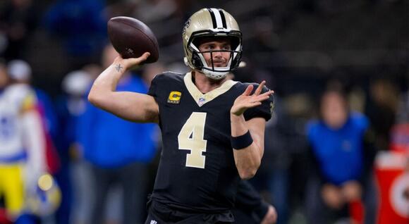 Derek Carr está pensando en algo importante